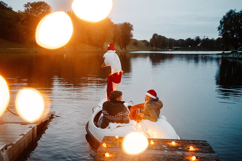 Weihnachten mit Schwan Tretboot auf dem Olympiasee in München